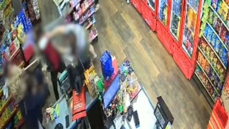 Rodo e chinelo: mulheres cercam suspeito de furto em mercado