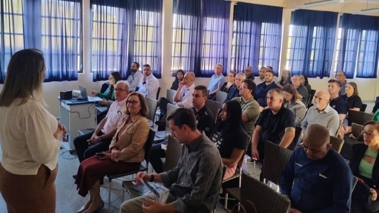 Defesa Civil de Vinhedo fortalece parcerias em evento da Aevi