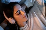 Dormir com fones de ouvido: hábito pode trazer riscos à saúde