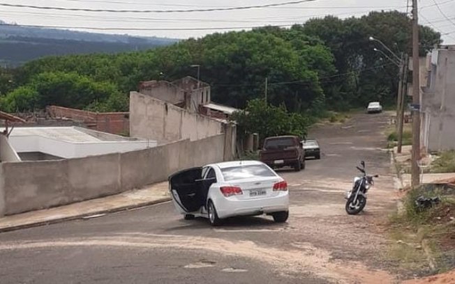 Cruze é roubado no Jardim das Torres Cruze é roubado no Jardim das Torres