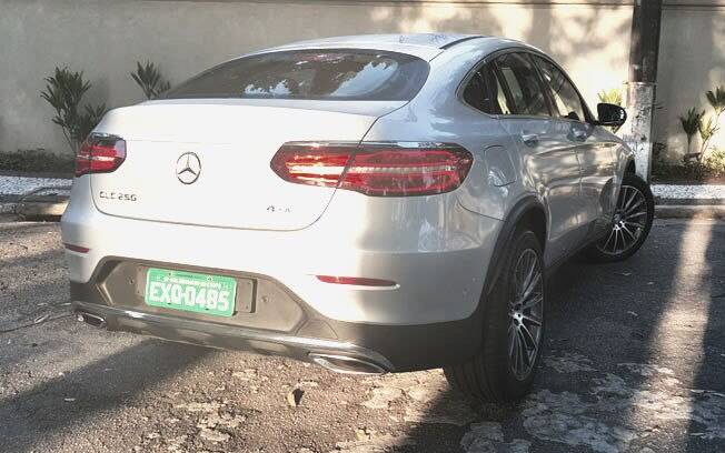Mercedes-Benz GLC tem traseira que lembra a de um cupê, o que reforça o caráter esportivo do modelo  vindo da Alemanha