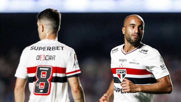 São Paulo define situações de Lucas e Oscar para duelo contra LDU