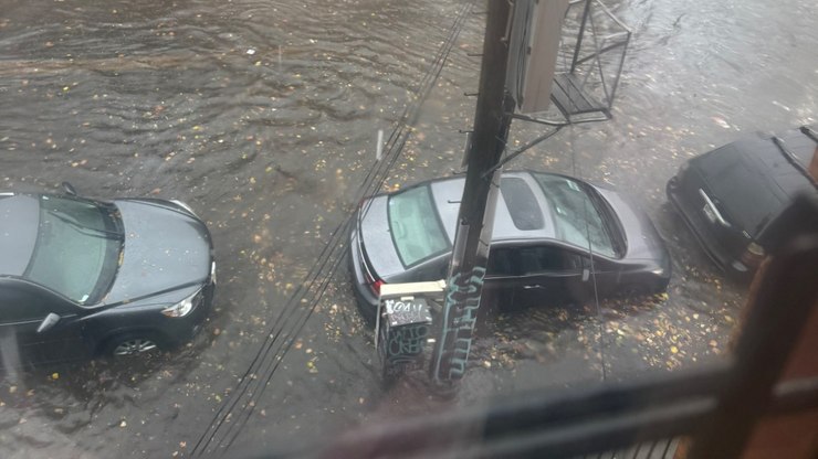Tempestade alaga ruas de Nova York nesta quinta (30); veja vídeo