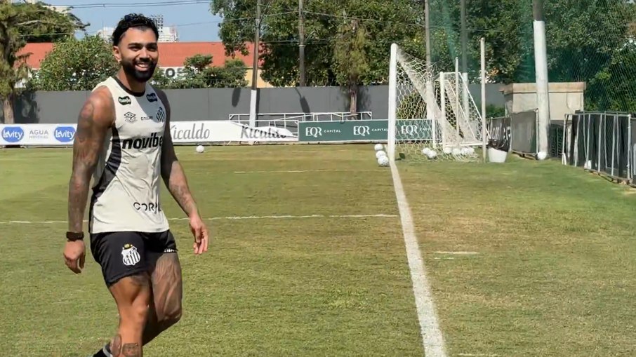 Gabigol brinca com jornalistas em treino aberto do Santos