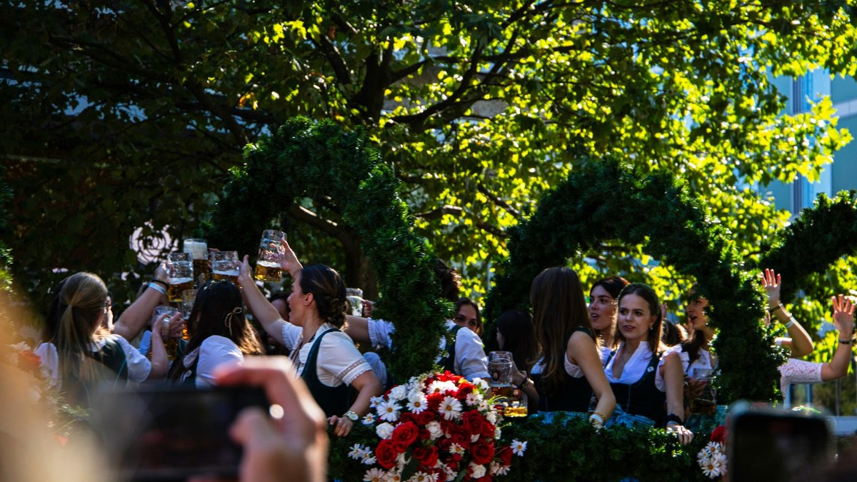 Oktoberfest é reaberta após ameaça de bomba em Munique Oktoberfest é reaberta após ameaça de bomba em Munique