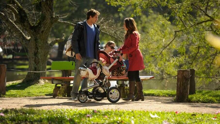 Ana encontra Rodrigo em um parque e apresenta a filha dos dois como sua irmã 