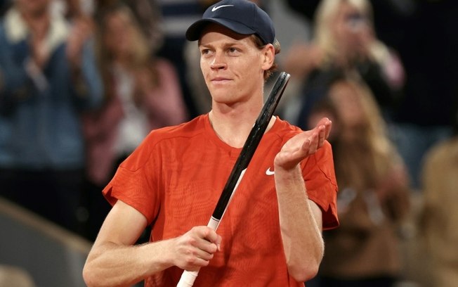 O tenista italiano Jannik Sinner comemora sua vitória nas oitavas de final em Roland Garros contra o francês Corentin Moutet na quadra central Philippe Chatrier, em Paris, no dia 2 de junho de 2024