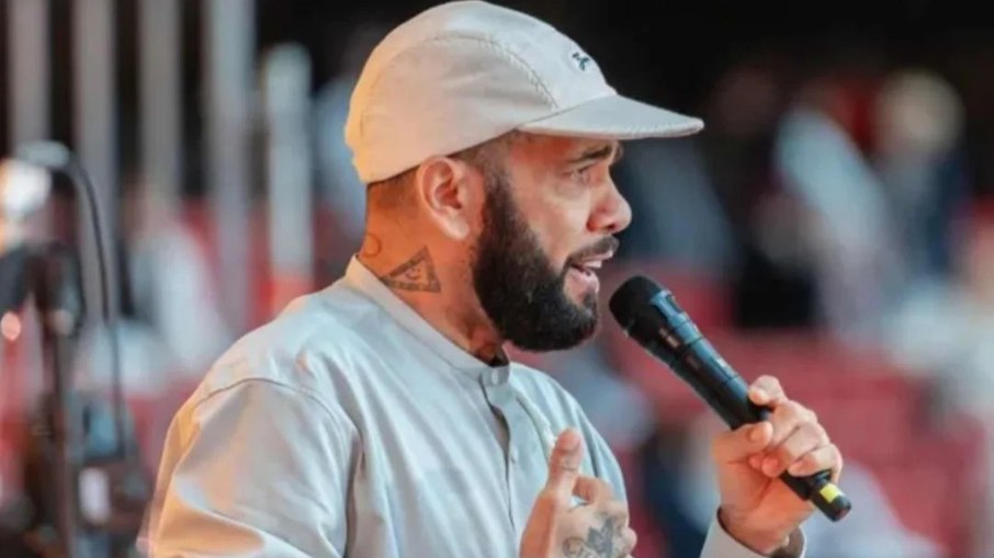 Daniel Alves pregou em culto para 35 mil pessoas