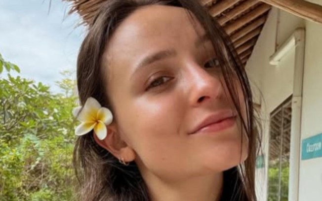 Larissa Manoela exibe nova tatuagem de viagem com referência de Enrolados