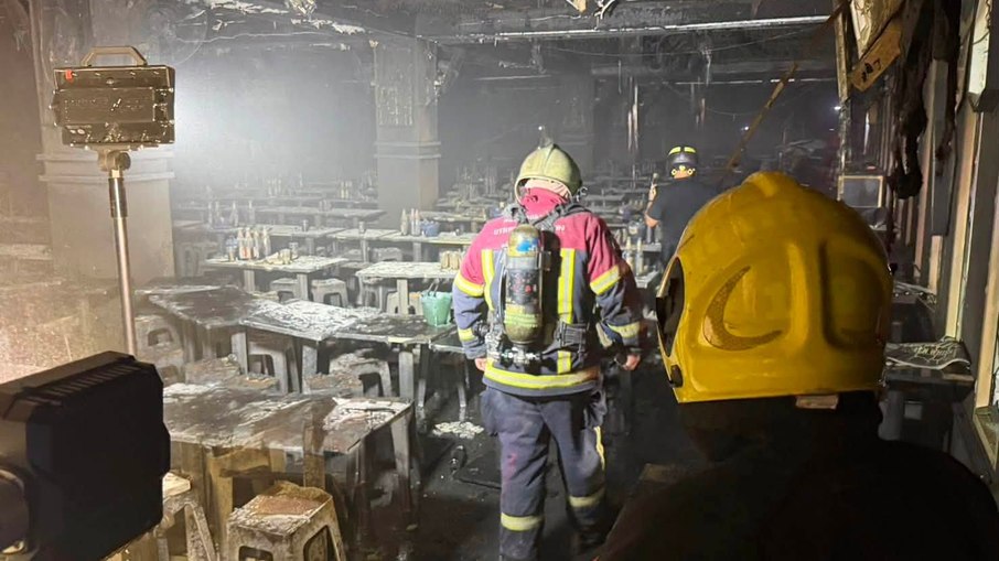 Mesas e cadeiras ficaram destruídas pelas chamas