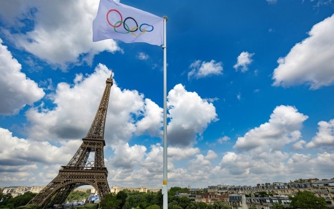 A bandeira olímpica tremula durante uma sessão de treinos no Estádio da Torre Eiffel, em Paris, em 24 de julho de 2024, antes dos Jogos Olímpicos de Paris 2024