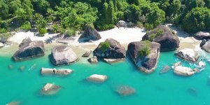 No frio? Conheça a praia brasileira com mar quente o ano todo