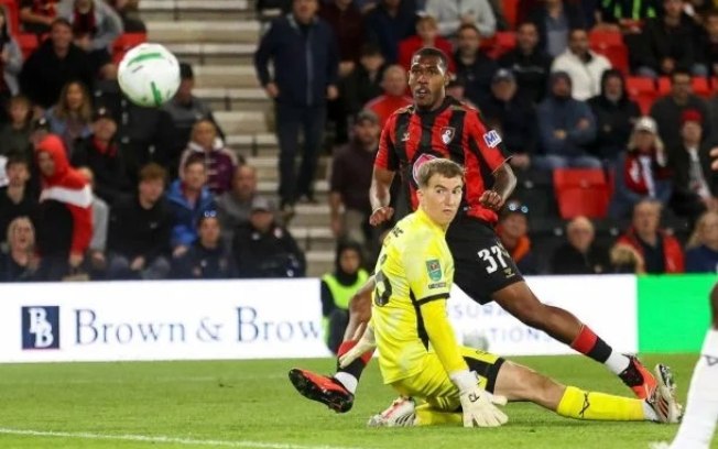 Momento do gol marcado por Rayan na vitória do Bournemouth na Copa da Liga Inglesa Momento do gol marcado por Rayan na vitória do Bournemouth na Copa da Liga Inglesa