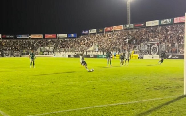 Jogadores do Fantasma de Arapiraca festejam gol na vitória sobre o Gama Jogadores do Fantasma de Arapiraca festejam gol na vitória sobre o Gama