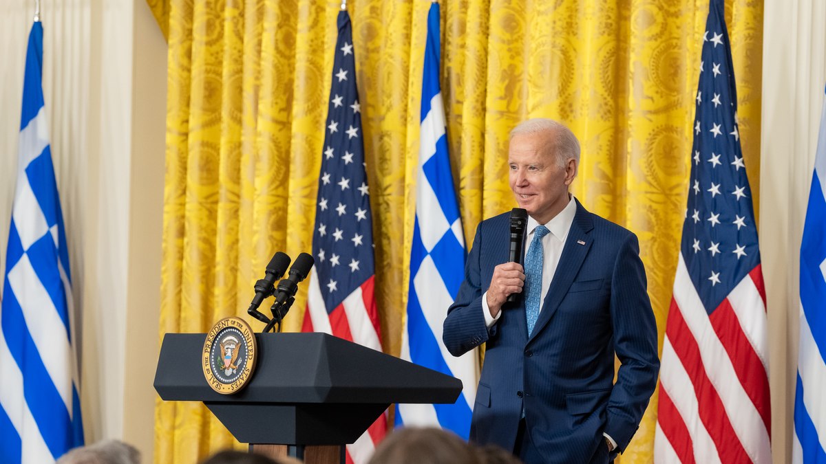 Biden pede para que Rússia liberte jornalista norte-americano preso