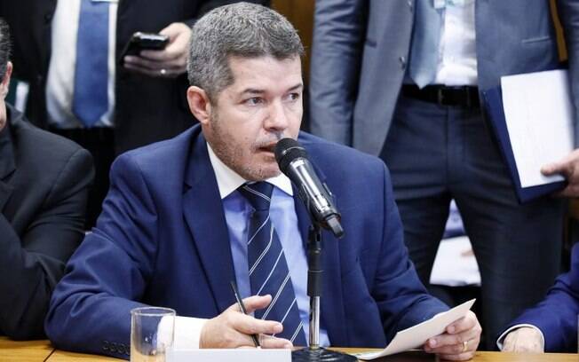 Líder do PSL na Câmara, Delegado Waldir (GO) removeu cinco vice-líderes ligados a Bolsonaro
