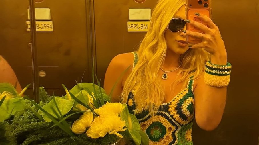 Virginia recebe flores misteriosas.