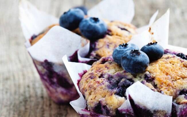 Muffins de frutas de vermelhas são feitos com farinha de amêndoas e ainda levam requeijão e proteína na massa