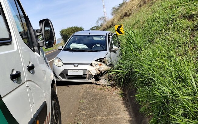 Motorista perde controle e colide contra barranco após desviar de urubu na rodovia Dr. Paulo Lauro Motorista perde controle e colide contra barranco após desviar de urubu na rodovia Dr. Paulo Lauro