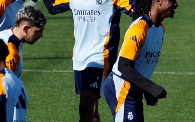 Kylian Mbappé (C) durante treino do Real Madrid nesta sexta-feira