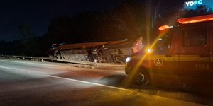Ônibus tomba na BR-381 nesta madrugada; motorista fica ferido