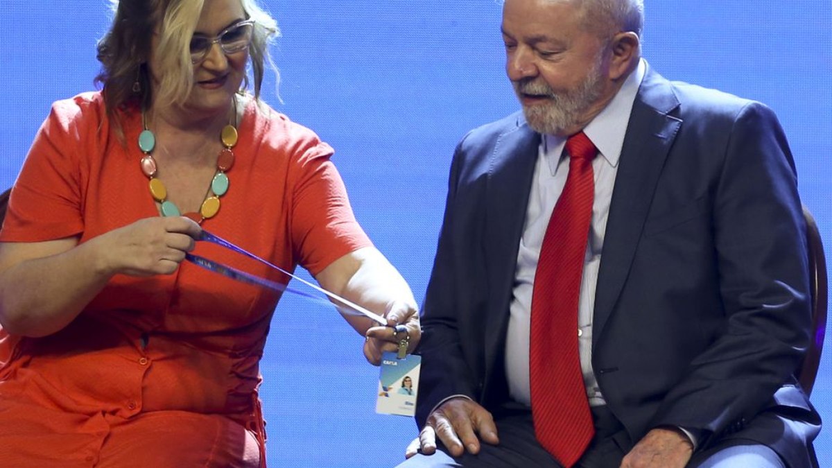 A nova presidenta da Caixa, Rita Serrano e o presidente da República, Luiz Inácio Lula da Silva, durante a cerimônia de posse,em Brasília