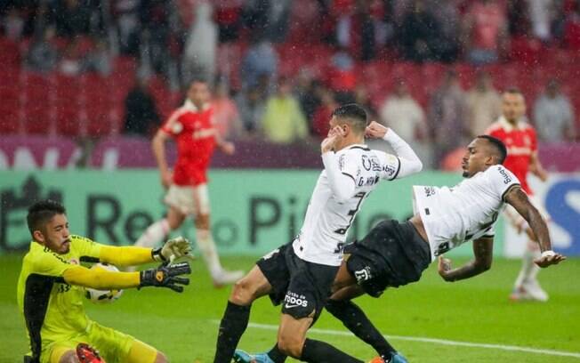 ANÁLISE: Atuação atípica de defesa quase custou derrota ao Corinthians no Brasileirão