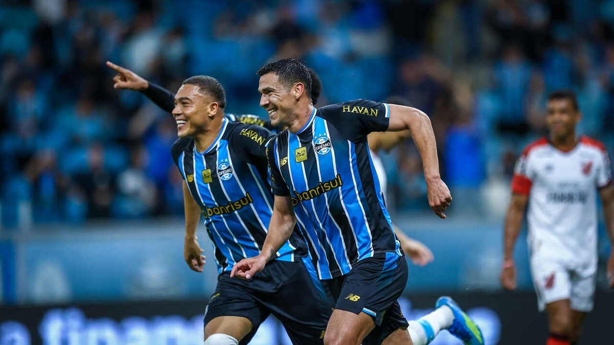 Weverton e Carlos Vinicius desfalcam o Grêmio a pedido de Renato Portaluppi
