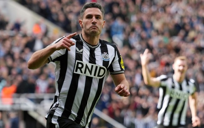 O zagueiro suíço do Newcastle, Fabian Schar, comemora o quarto gol de sua equipe contra o Tottenham pela 33ª rodada da Premier League, em 13 de abril de 2024, em Newcastle