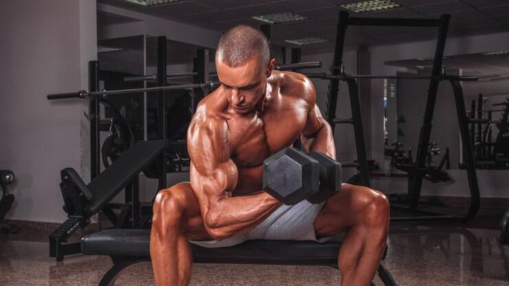 Curl de bíceps de um braço, treino de ginástica masculino, aeróbico e  exercícios.