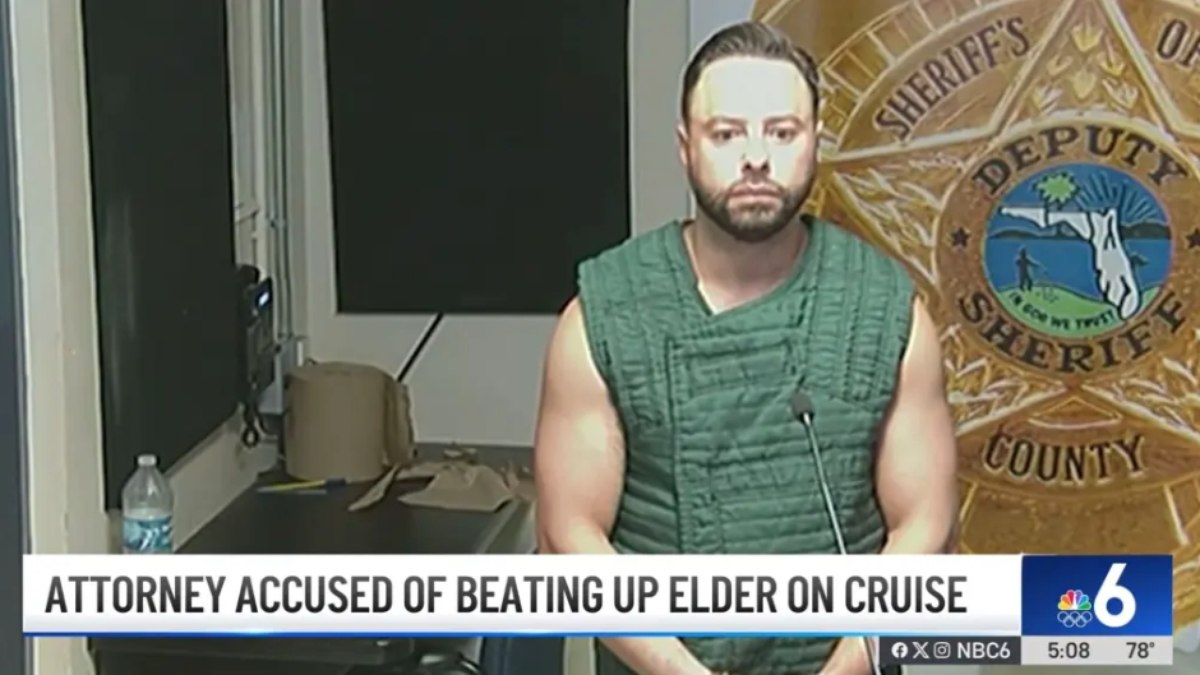 Phillip Ortiz Phillip Ortiz tem 38 anos, é casado e pai de dois filhos. Ele foi liberado sob fiança e ordenado a ficar longe da vítima Phillip Ortiz Phillip Ortiz tem 38 anos, é casado e pai de dois filhos. Ele foi liberado sob fiança e ordenado a ficar longe da vítima