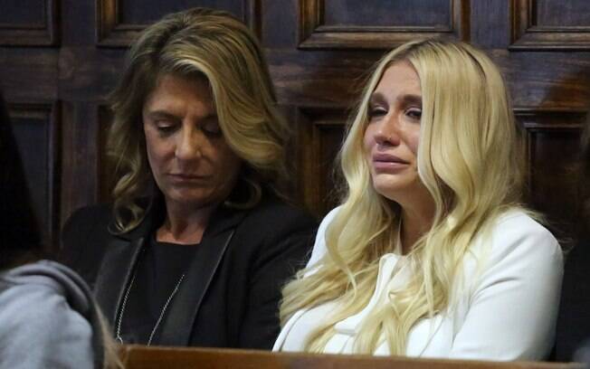Kesha chorando ao ter a liminar negada no final de fevereiro