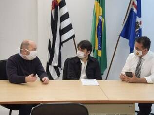 O prefeito Guti, ao centro, comemora o convênio, ao lado do deputado Jorge Wilson (camisa clara) e Rogério Haman; valor destinado é próximo de R$ 250 mil