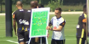 Ancelotti deixa vazar "campinho" com esboço de time contra Haiti