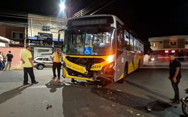 Motociclista de 16 anos fica gravemente ferido após colidir de frente contra ônibus no Cidade Aracy Motociclista de 16 anos fica gravemente ferido após colidir de frente contra ônibus no Cidade Aracy