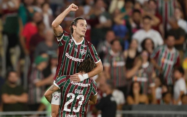 Canobbio recebeu homenagem por completar 100 jogos pelo Fluminense