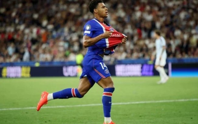 Désiré Doué comemora o gol da vitória do PSG sobre o Aston Villa Désiré Doué comemora o gol da vitória do PSG sobre o Aston Villa
