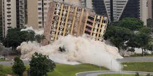 Hotel de luxo é implodido no centro de Brasília