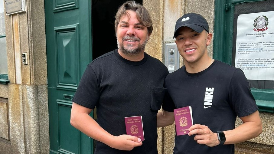 Pepê posa com passaporte italiano