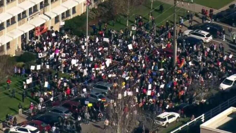 Centenas de alunos se juntaram para manifestar o descontentamento com a demissão dos professores