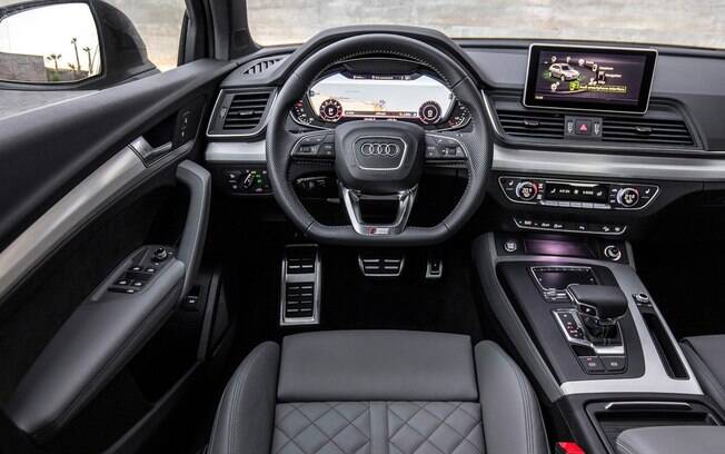 Por dentro, o novo Audi Q5 vem com interior bem mais moderno, que inclui mostrador totalmente digital e configurável