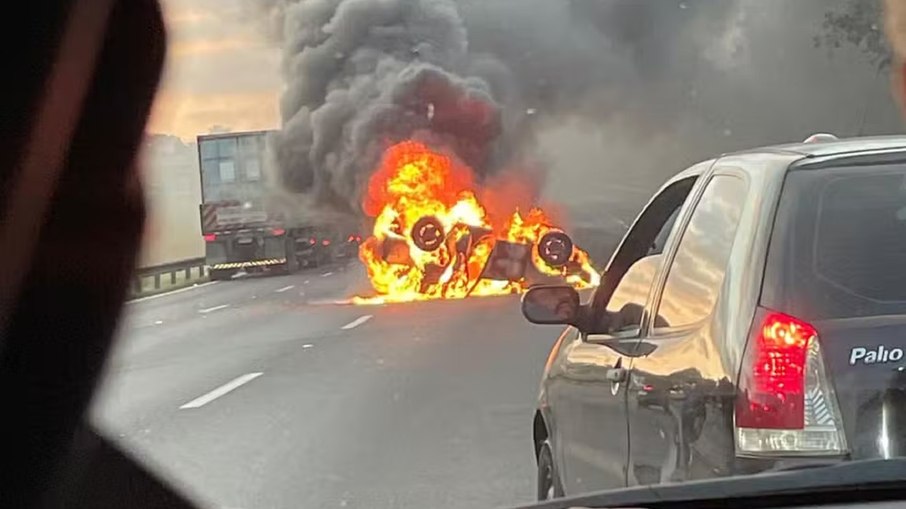 Carro foi destruído pelo fogo após acidente