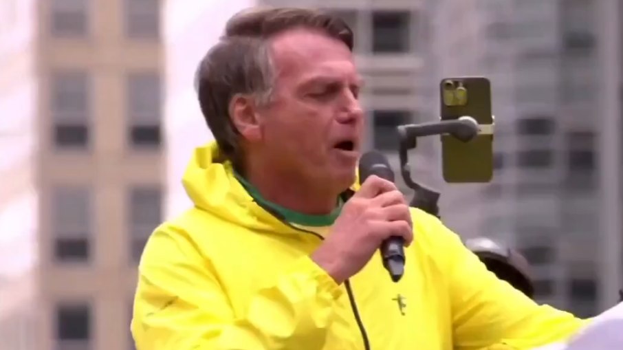 Ex-presidente se atrapalha ao usar inglês e se torna viral. Ex-presidente se atrapalha ao usar inglês e se torna viral.