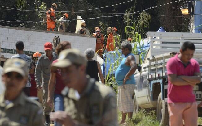 Moradores observam o trabalho das equipes de resgate das vítimas do desabamento no Rio  de Janeiro