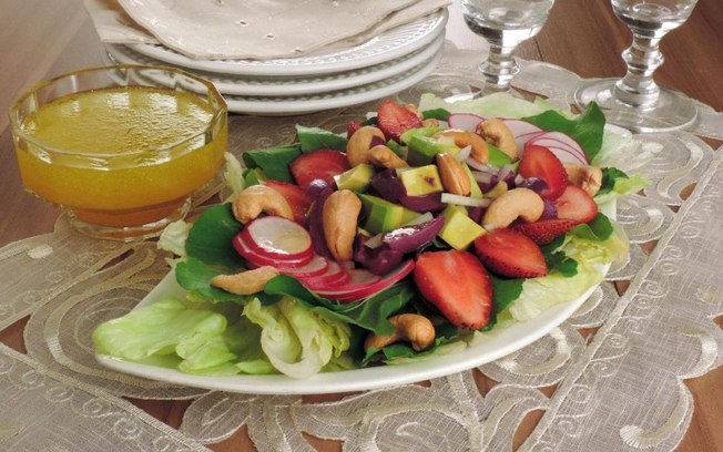 Saladas refrescantes: 8 receitas nutritivas para consumir no calor