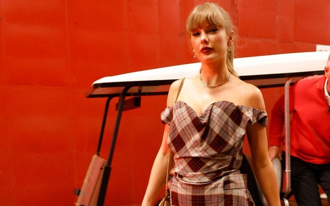 Descobrimos que a estampa xadrez é a nova queridinha de Taylor Swift