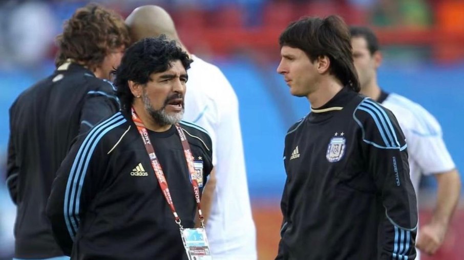 Maradona e Messi pela seleção argentina Maradona e Messi pela seleção argentina