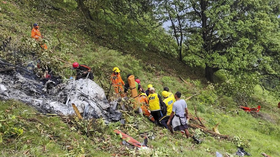 Helicóptero caiu em região montanhosa Helicóptero caiu em região montanhosa