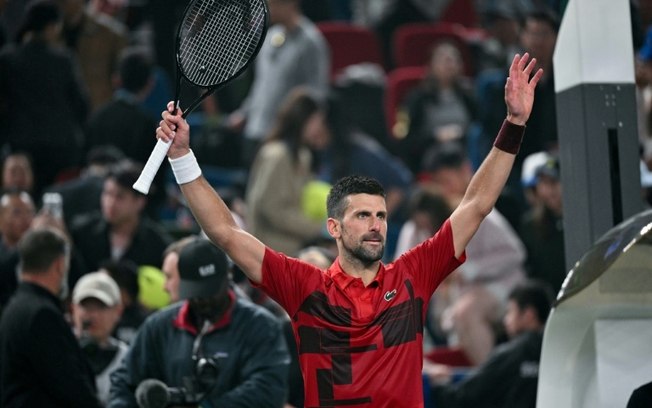 O sérvio Novak Djokovic comemora a vitória sobre o tcheco Jakub Mensik, nesta sexta-feira, 11 de outubro, no Masters 1000 de Xangai