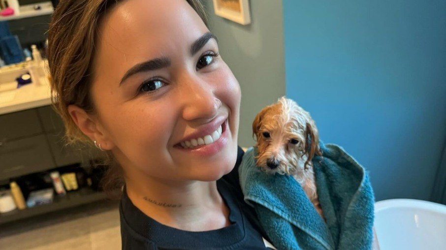 Demi Lovato compartilha foto do cachorrinho de estimação, Pickle